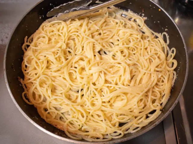 パスタの茹で汁も加えてよく混ぜる