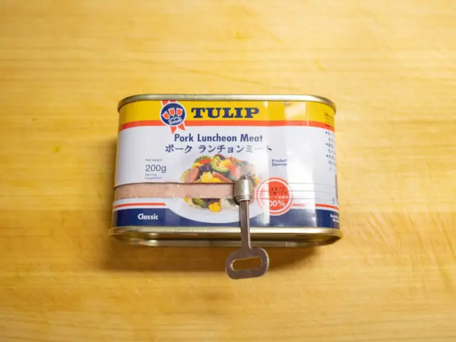 ランチョンミート缶を開ける