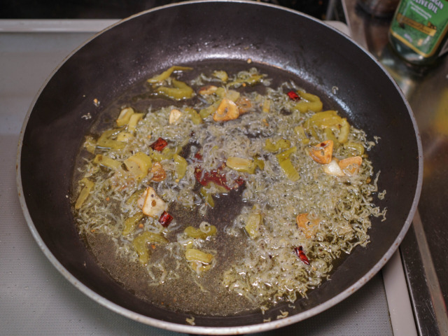 パスタの茹で汁を加えて、胡椒を挽く