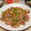 牛肉とニラの芽のピリ辛炒め