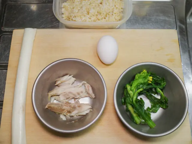 焼いた塩鯖、菜の花の塩漬け、卵、玄米ご飯、長ねぎ