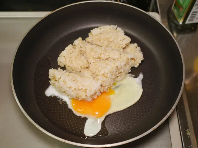 フライパンにサラダ油を熱して、卵とご飯を入れる