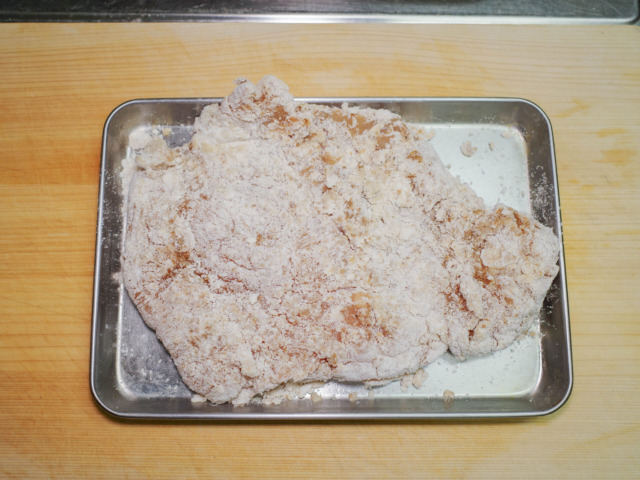 漬けておいた鶏胸肉に片栗粉と米粉で衣をつける