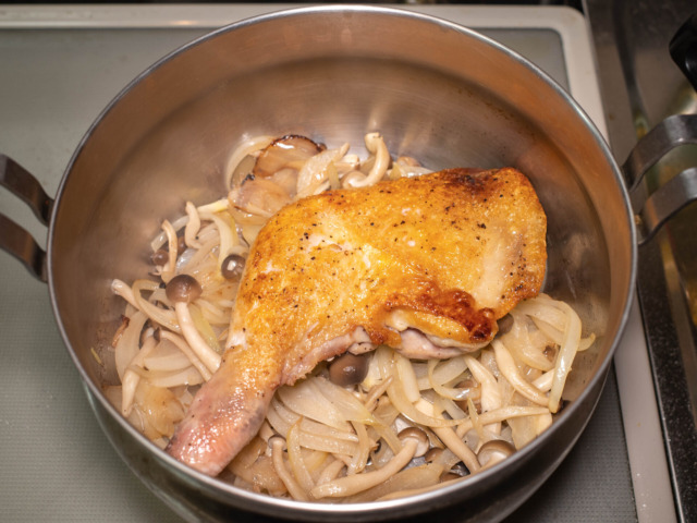 調理鍋に炒めた玉ねぎ、ぶなしめじ、鶏もも肉を入れる