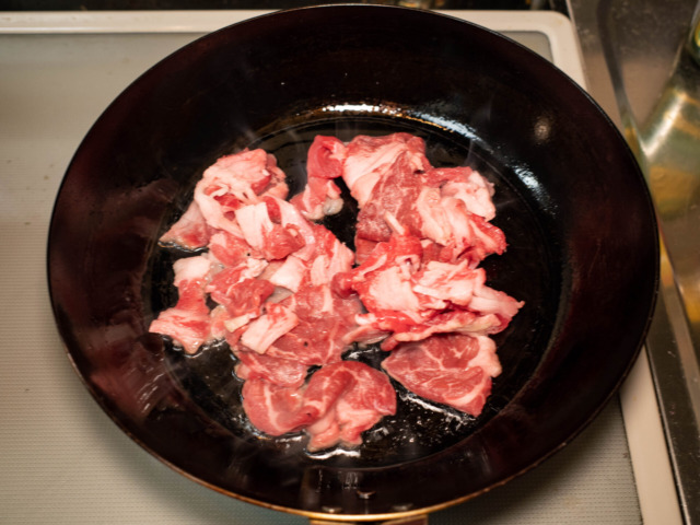 サラダ油を熱して、牛肉を炒める