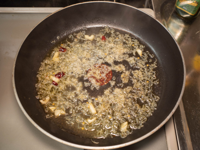 パスタの茹で汁を加え、胡椒を挽く