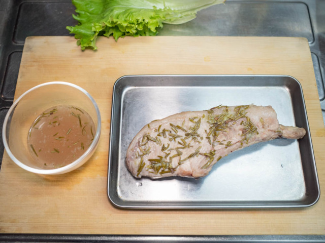 １時間保温調理後に取り出した骨付き豚ロース肉