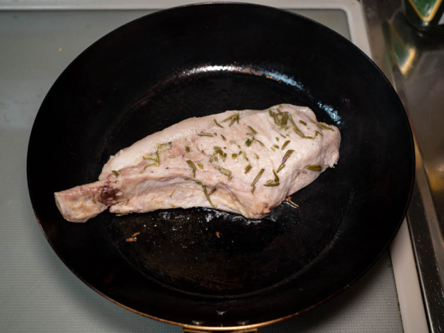 フライパンにオリーブオイルを熱して豚肉をい焼いていく