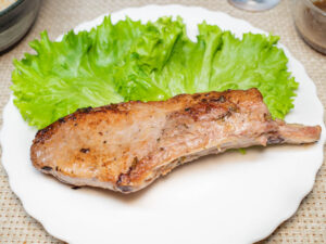 シャトルシェフでつくる骨付き豚ロース肉のソテー