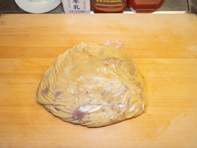 ビニール袋に鶏もも肉、塩、カレー粉少々を入れて、よくもみ込み、そのまま30分おく