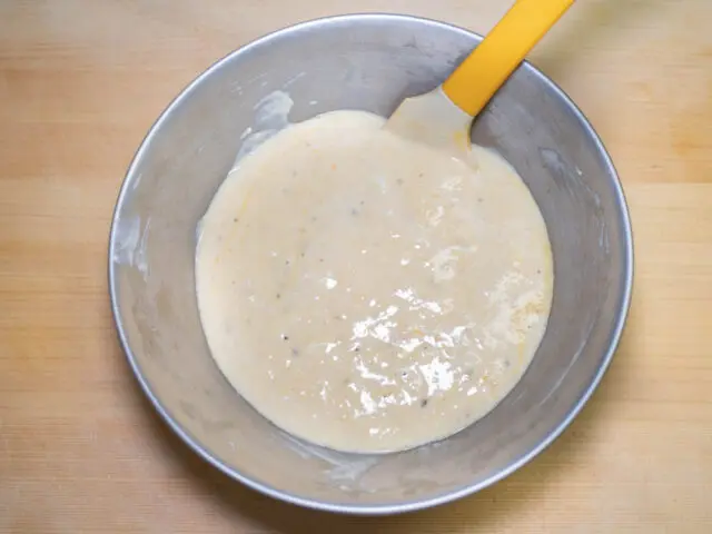 ソースの材料をよく混ぜておく