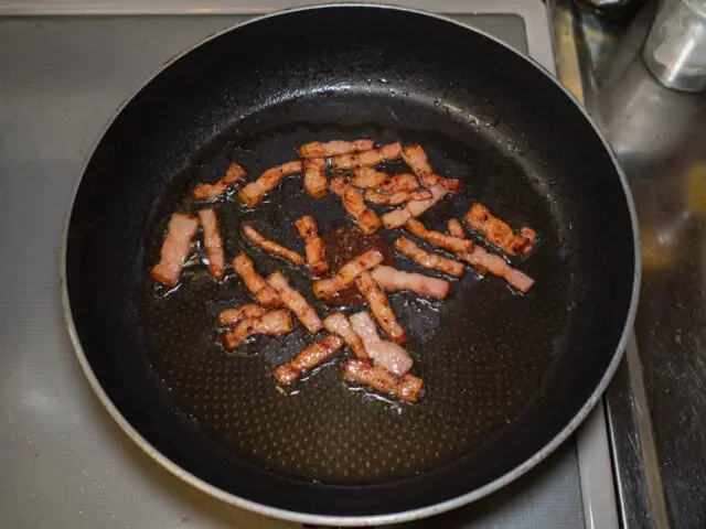 ベーコンがカリカリになるまで、じっくりと炒める