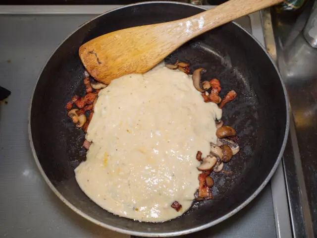 少しおいて冷ましてから混ぜておいたソースの材料を加える