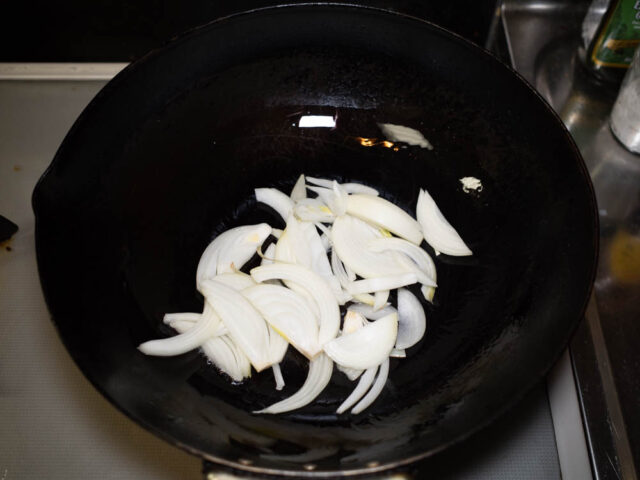 鍋にサラダ油を熱して、玉ねぎから炒めていく