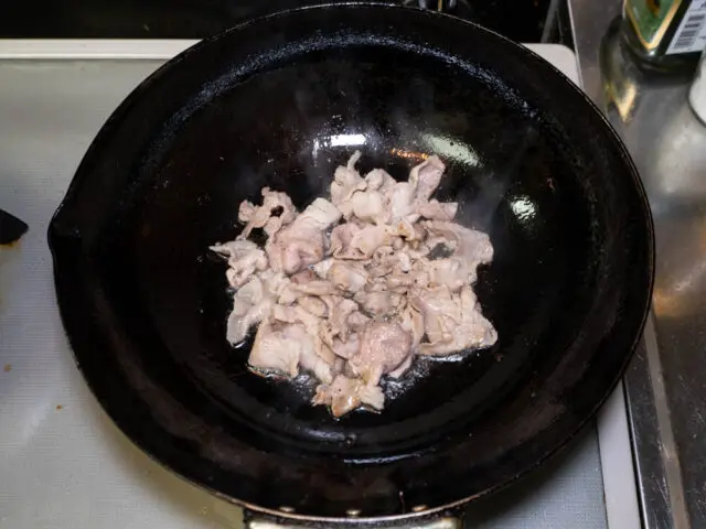豚肉の色が変わるまで炒めた写真