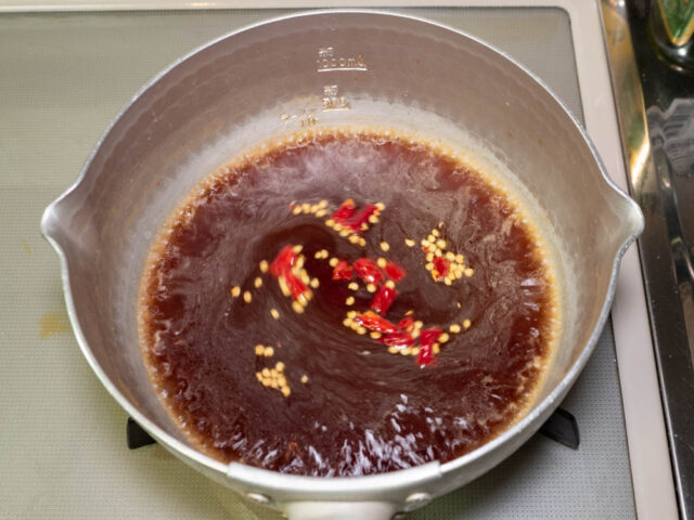 鍋に南蛮酢の材料を入れてひと煮立ちさせる写真