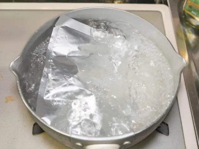 タレを湯煎する写真