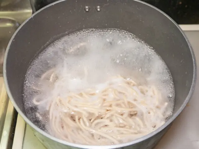 麺を茹でる写真
