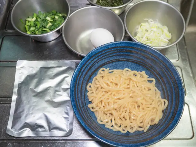 湯切りした麺を丼に入れた写真