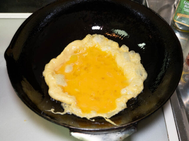 中華鍋に多めのサラダ油を熱して、卵を流し入れた写真
