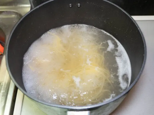 パスタを茹でる写真