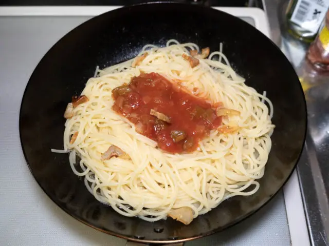 フライパンに茹で上がったパスタとサルサソースを加えた写真