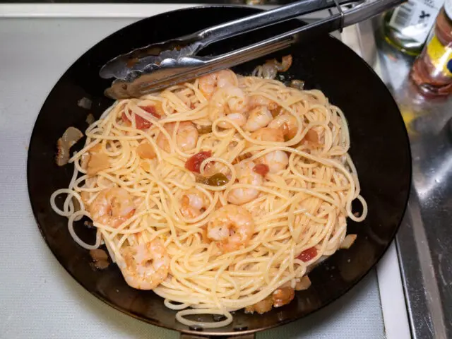 フライパンの中でパスタとソースをよく混ぜた写真