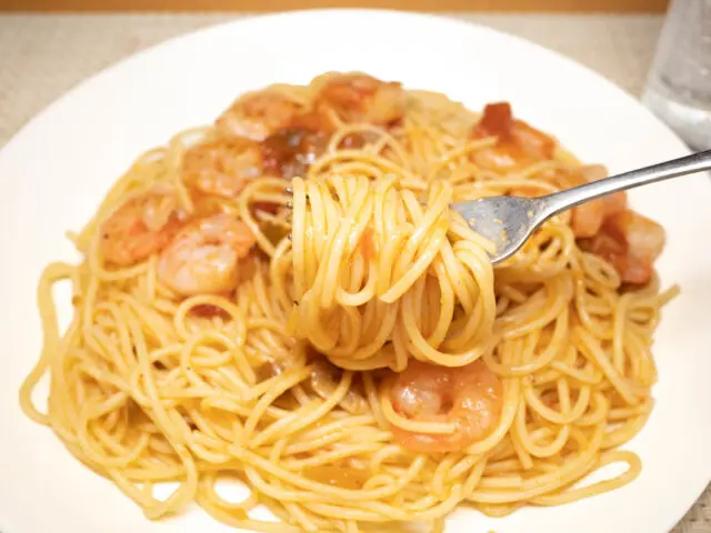 パスタをフォークで持ち上げた写真