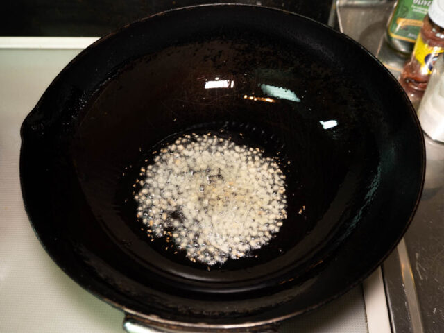 鍋にサラダ油を熱して生姜を加えた写真