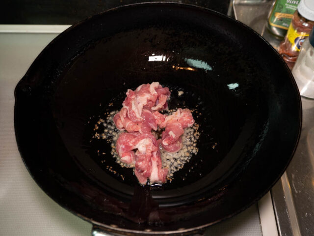 鍋に豚肉を加えた写真