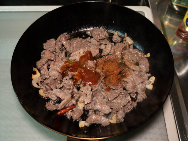 炒めた牛肉にキムチの素とチリパウダーを加えた写真
