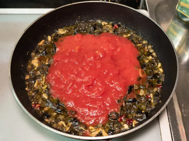 トマト缶を加えた写真