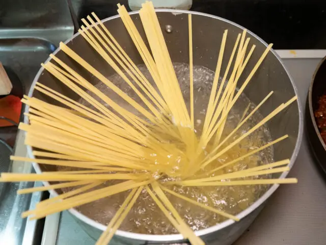 リングイネをお湯に入れる写真