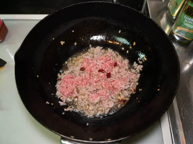 挽肉を炒めていく写真