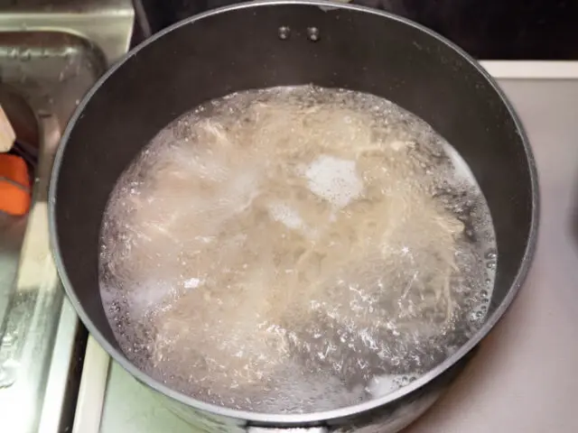 麺を茹でる写真