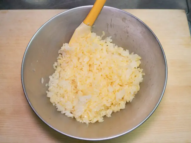 ご飯に卵を混ぜた写真