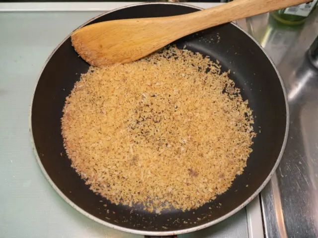 こんがりと色づくまで炒めたパン粉の写真