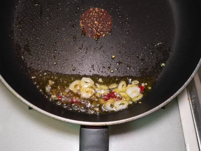 アンチョビをほぐして炒める写真