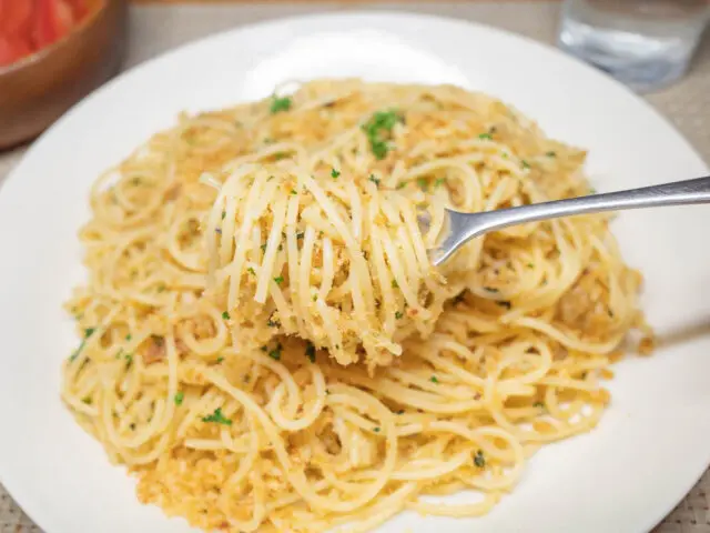 パスタをフォークで持ち上げた写真