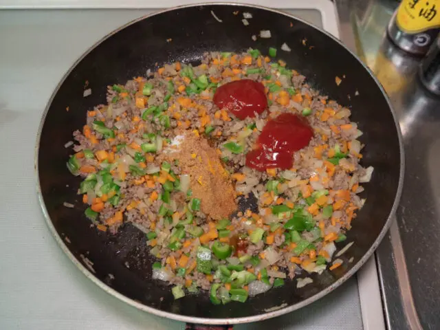 トマトケチャップとスパイスを加えた写真