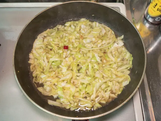 フライパンにパスタの茹で汁を加えた写真