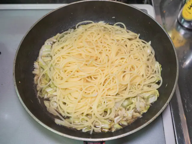 フライパンに茹で上がったパスタを合わせた写真