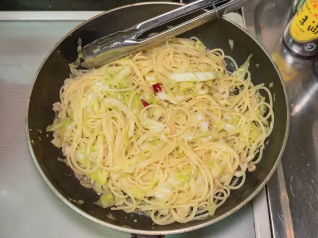 ソースとパスタをよく混ぜた写真