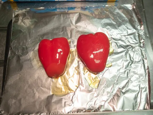 パプリカにオリーブオイルを塗った写真
