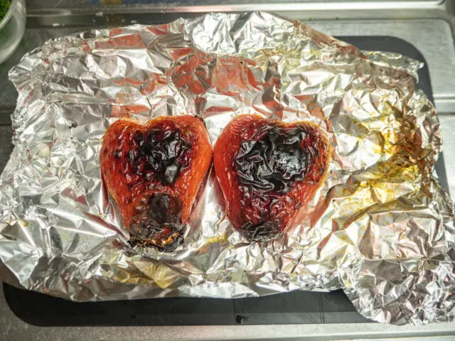 パプリカの皮が焦げるまで焼いた写真