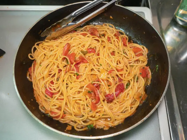 パスタとソースをよく混ぜた写真