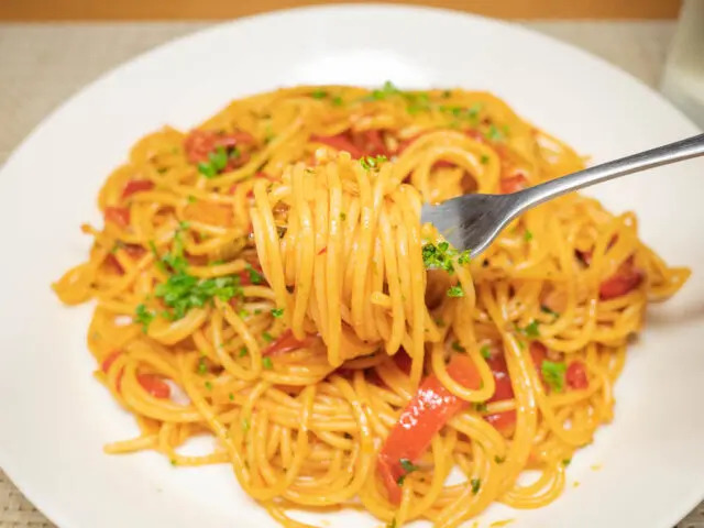 パスタをフォークで持ち上げた写真