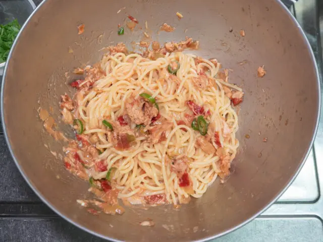 パスタとソースをよく混ぜた写真