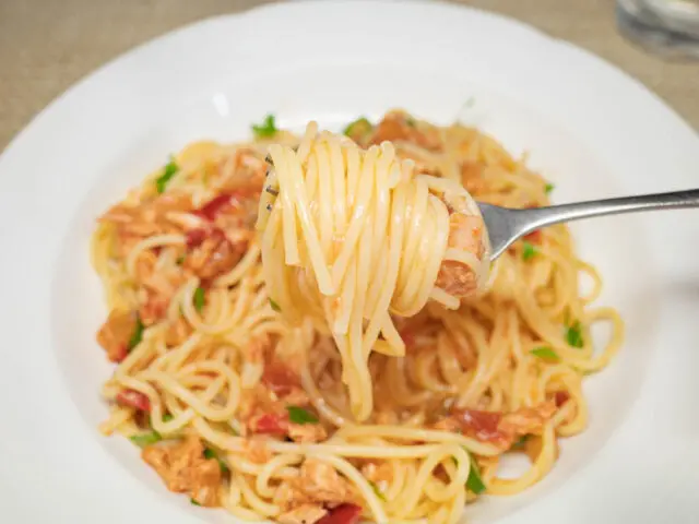パスタをフォークで持ち上げた写真