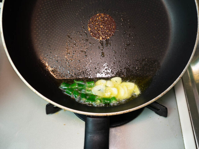 オリーブオイル、ニンニク、青唐辛子を加熱する写真